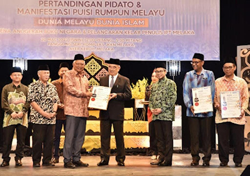 Tahniah! Ybhg Prof Emeritus Dato' Dr. Ibrahim Komoo, Pengerusi LPU di atas penganugerahan tokoh ilmuan dan kepimpinan yang prolifik